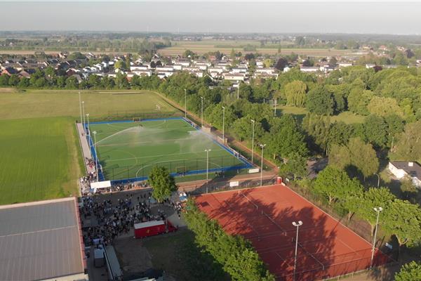 Aménagement terrain de hockey, terrain de rugby en gazon naturel et 3 terrains de tennis en terre battue - Sportinfrabouw NV